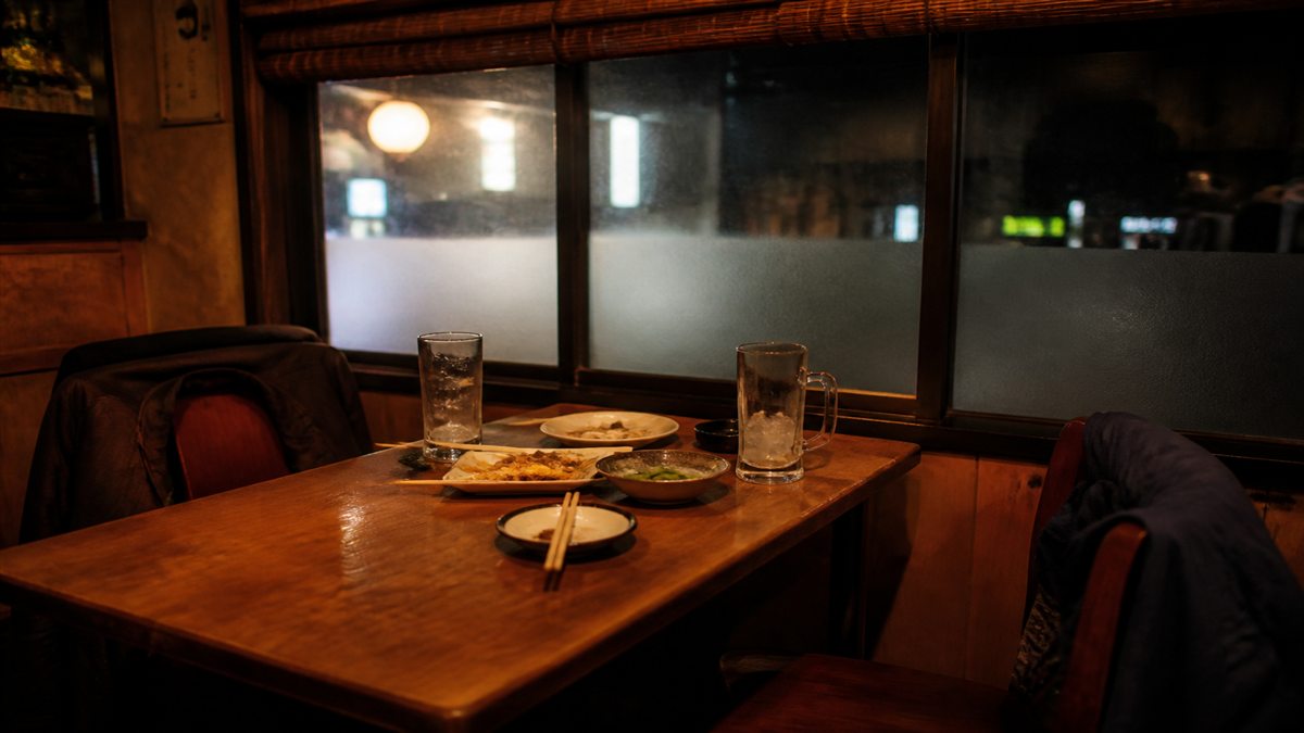 久しぶりの再会を思わせる居酒屋の席